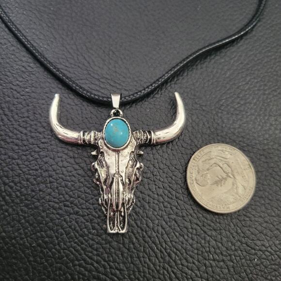 Western bull skull synthetic turquoise necklace - Picture 2 of 2